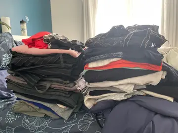 lot vêtements.