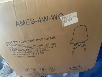 chaises blanches et bois