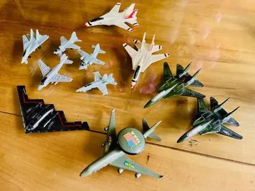 petits avions en plastique
