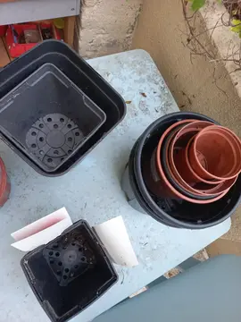 lot de pots en plastique diverses formes et diametre