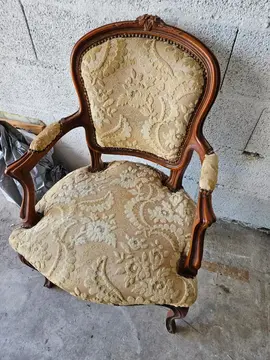 Donne chaise en merisier à refaire
