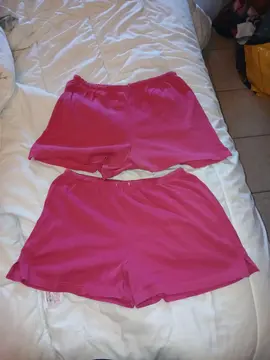 2 shorts roses. Taille des 2 shorts 46-48