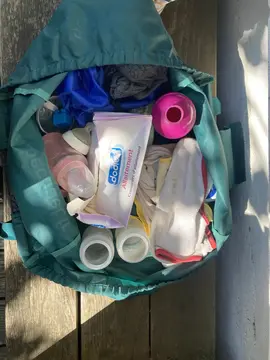 Lot articles puériculture : biberons, bavoir, coussins allaitement