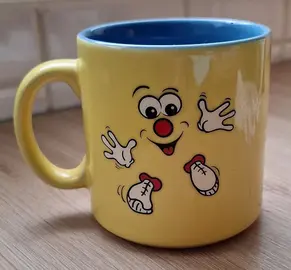 Tasse jaune et bleue