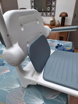 Chaise de douche rabattable, à fixer au mur, dossier et accoudoirs rembourrés