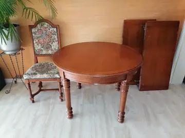 Table ronde 109 diam, 2 l'allonge 48 cm et 4 chaises à recapitonner