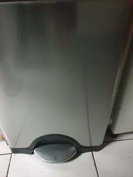 poubelle très bon état le pédale fonctionne