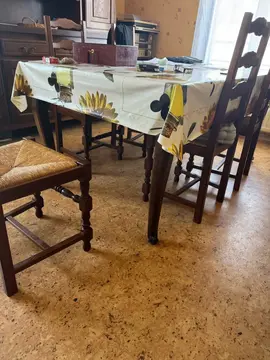 table en bois sans chaises
