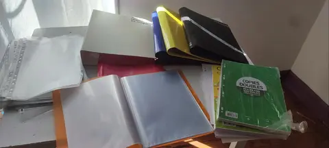 ensemble de classeurs, pochettes, lutins, feuilles classeur