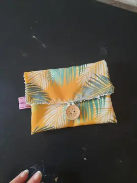 Donne jolie petite pochette jaune fait maison neuve