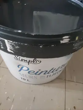 seau de peinture blanche