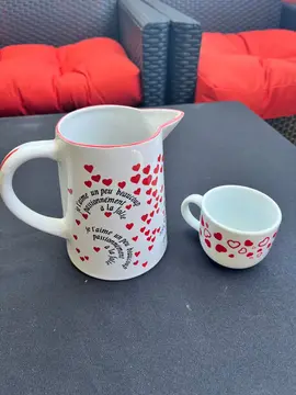 pichet avec tasse