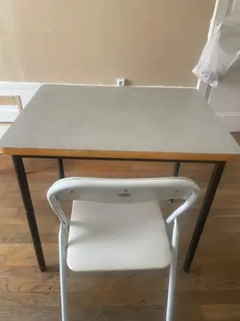 table avec une chaise pliante
