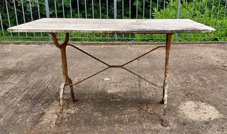 Table ancienne, plateau marbre et pied en fer forgé