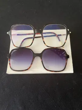 paire de lunettes et son clip solaire