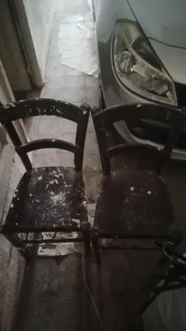 2 chaises en bois à nettoyer