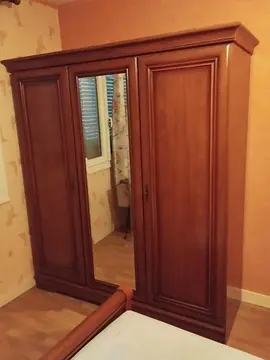 lit 2 personnes + armoire+ table merisier couverte d'une plaque de verre +meuble vitrine palissandre