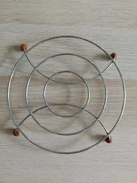 . Dessous de plat inox et pieds boule en bois