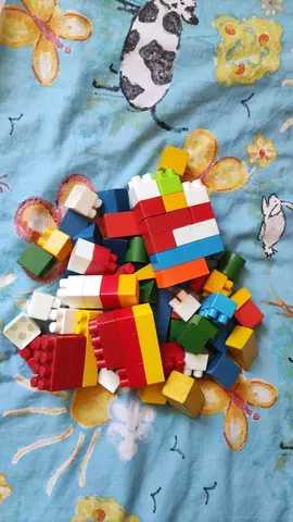 cubes en bois géométriques et legos
