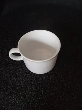 Tasse en céramique blanche