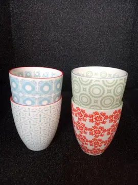 4 mugs en céramique à motifs