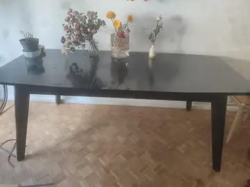 Table : 200 cm de longueur (rallonge de 40cm) x 90 cm de largeur x 75 cm de hauteur