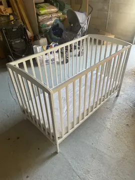 lit bébé à barreaux en bois peint