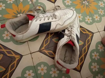 Baskets blanches, rouges, noires P45
