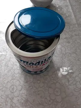 boîte de lait en poudre vide