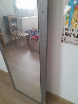 miroir fixé sur porte de placard