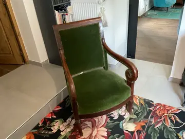 fauteuil ancien velours,un pied recollé mais costaud.