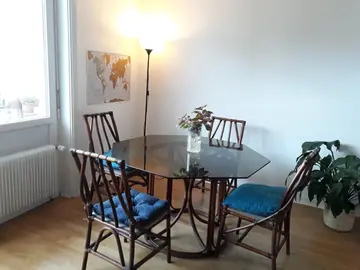 Table bambou et verre + 2 chaises