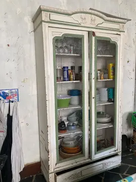 armoire avec deux portes et un tiroir inférieur
