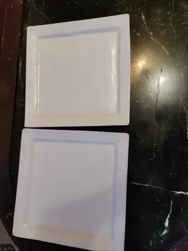 2 grandes assiettes carrées plates.