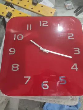 Pendule rouge en verre