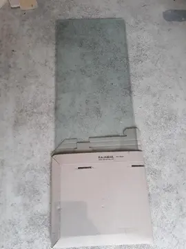 2 tablettes (étagères) vitrées