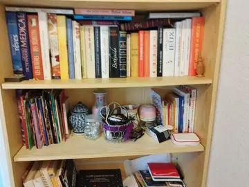 Donne livres et étagère