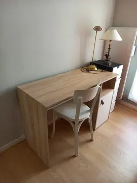 bureau en bois et rangée de tiroirs