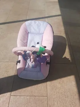 Donne transat bébé rose et bleu avec peluches Tex baby