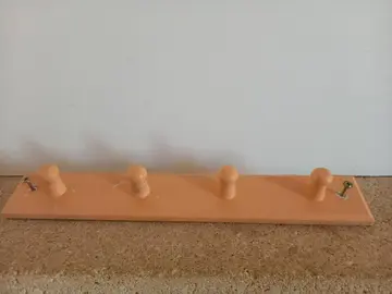 Petit porte-manteau à repeindre