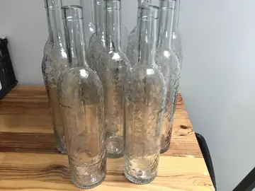10 bouteilles en verre, propre à la ré-utilisation, ou pour décorer. avant dépôt à la benne