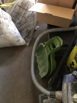 deux pelles à mains pour ramasser les feuilles