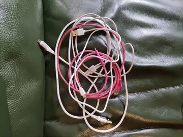 plusieurs câbles téléphone