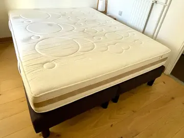 Lit 160 x 200 / matelas Epeda / double sommier