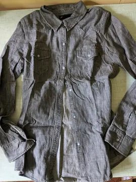 chemise manches longues, ton gris foncé