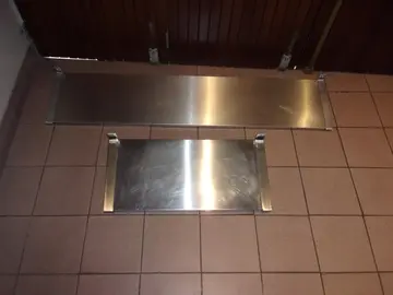 Lot 2 étagères métal modèle EKBY BJARNUM argenté de chez IKEA