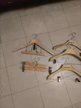 5 cintres en bois avec pinces'