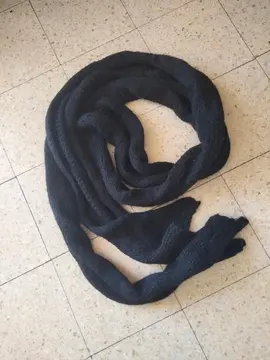 longue écharpe noire en laine