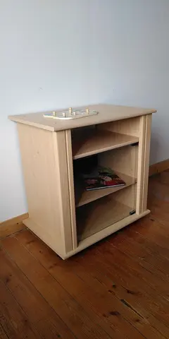 meuble TV avec étagères et porte en verre
