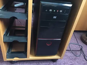 ordinateur de bureau avec son meuble